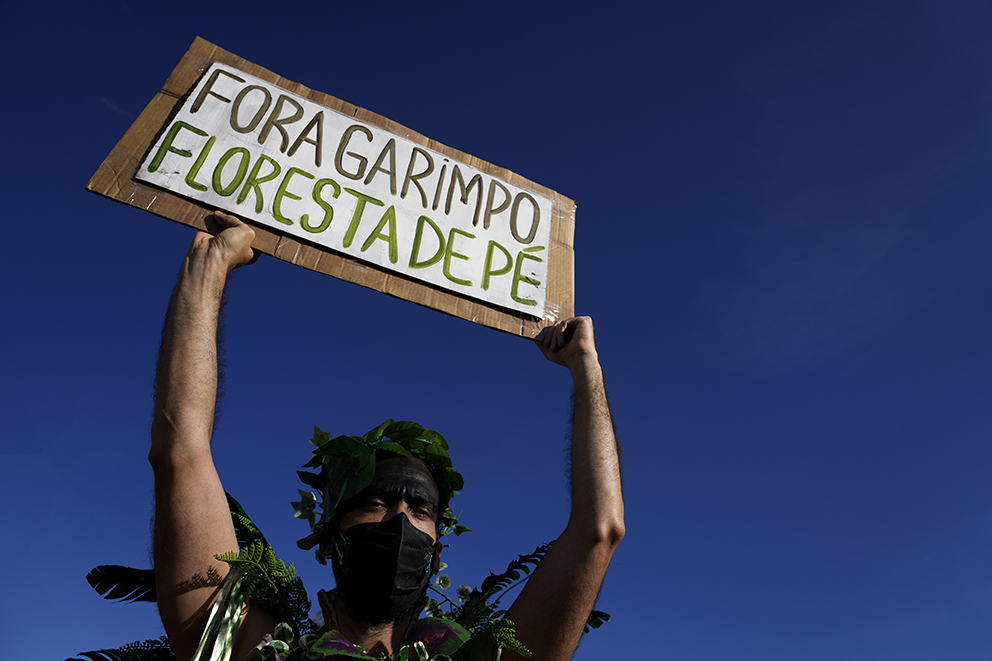 En miljöaktivist demonstrerar mot illegal gruvdrift i Amazonas utanför nationalkongressen i Brasília.