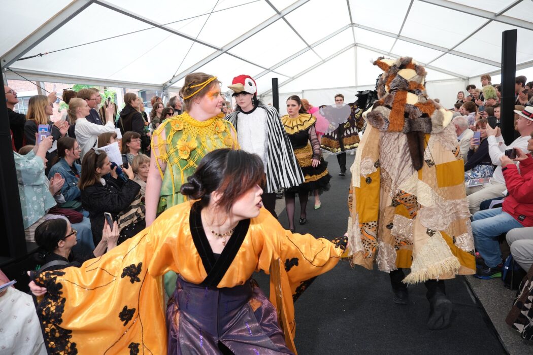 Catwalk med personer utklädda till olika arter.