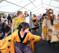 Catwalk med personer utklädda till olika arter.