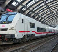 Nytt Deutche bahn-tåg på stationen i Berlin.