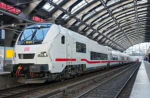Nytt Deutche bahn-tåg på stationen i Berlin.