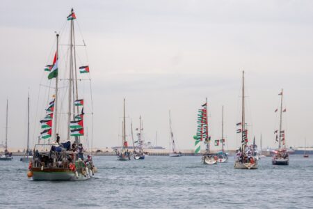 Global sumud flotillas båtar avseglar från Barcelona.