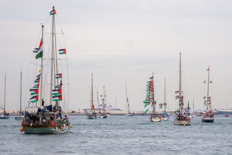 Global sumud flotillas båtar avseglar från Barcelona.