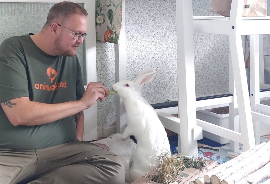 Daniel Rolke med kaninen Jill