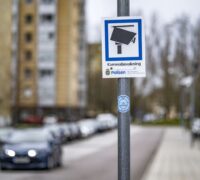 Skylt om övervakningskamera.