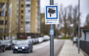 Skylt om övervakningskamera.