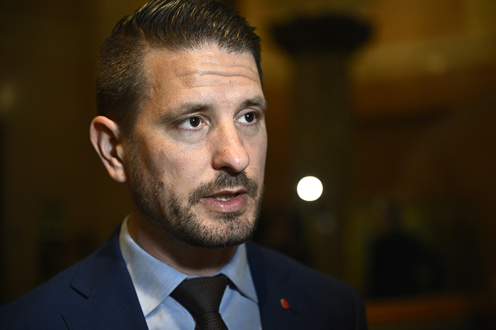 Samuel Gonzalez Westling (V) efter talmannens möte om kvittningssystemet sedan Sverigedemokraterna låtit två ledamöter rösta trots kvittning.