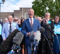 Samling av representanter för Reform UK oh deras partiledare Nigel Farage.