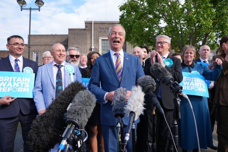Samling av representanter för Reform UK oh deras partiledare Nigel Farage.