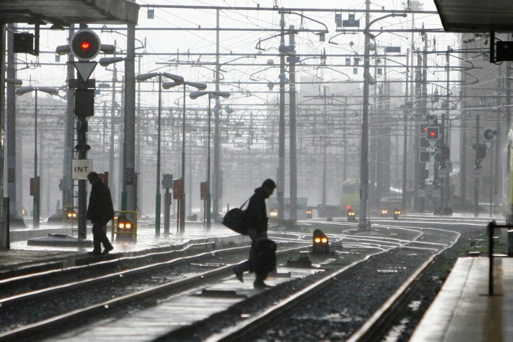 Kvinna, tågstation.