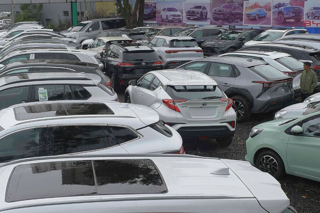 En grupp elfordon till salu som står parkerade på en bilhandlare i Addis Abeba, Etiopien.