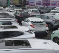En grupp elfordon till salu som står parkerade på en bilhandlare i Addis Abeba, Etiopien.