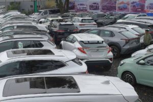 En grupp elfordon till salu som står parkerade på en bilhandlare i Addis Abeba, Etiopien.