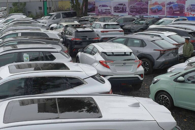 En grupp elfordon till salu som står parkerade på en bilhandlare i Addis Abeba, Etiopien.