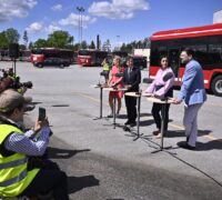 Presskonferens vid en bussdepå.