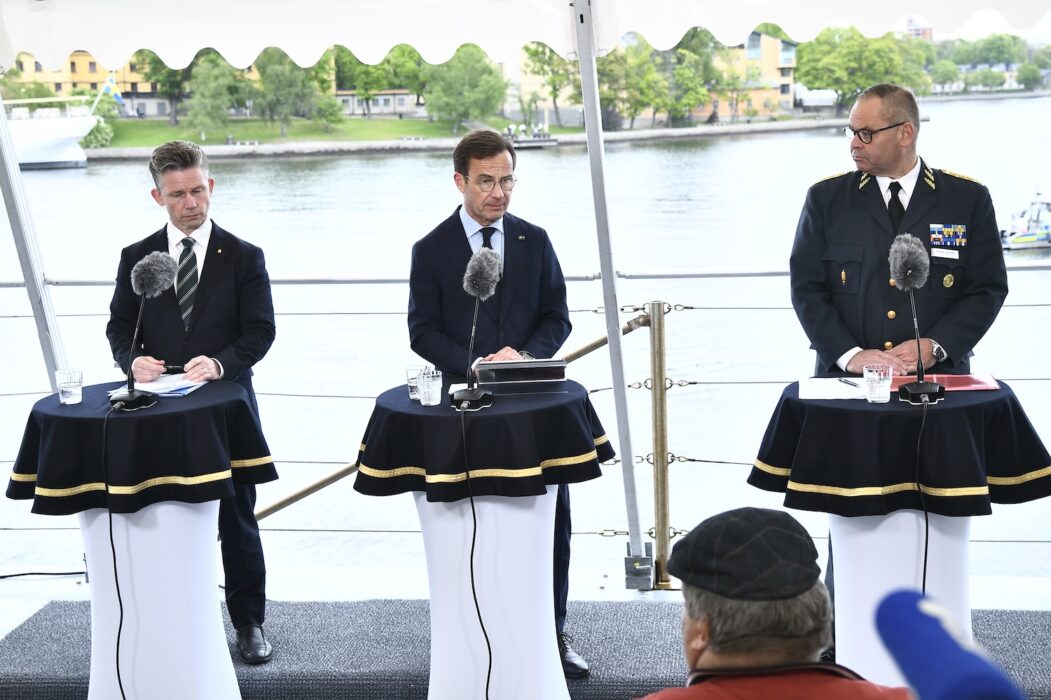 Försvarsminister Pål Jonson, statsminister Ulf Kristersson och överbefälhavare Michael Claesson under en pressträff.