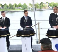Försvarsminister Pål Jonson, statsminister Ulf Kristersson och överbefälhavare Michael Claesson under en pressträff.