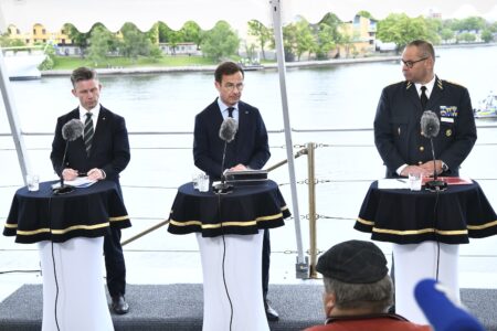 Försvarsminister Pål Jonson, statsminister Ulf Kristersson och överbefälhavare Michael Claesson under en pressträff.