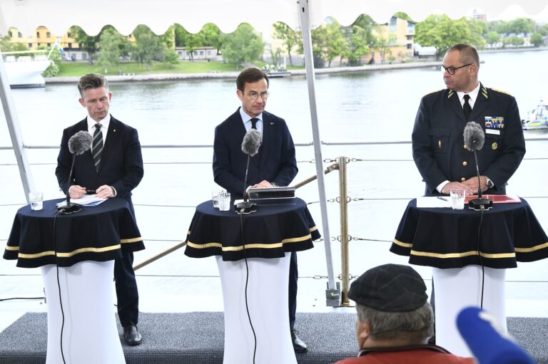 Försvarsminister Pål Jonson, statsminister Ulf Kristersson och överbefälhavare Michael Claesson under en pressträff.