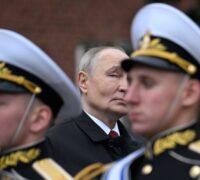 Putin syns bakom två soldater.