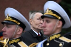 Putin syns bakom två soldater.