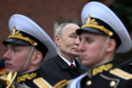 Putin syns bakom två soldater.
