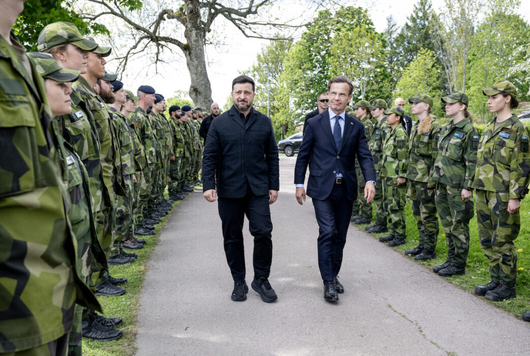 Ukrainas president Volodymyr Zelenskyj tas emot av Sveriges statsminister Ulf Kristersson på Upplands flygflottilj F16 i Uppsala, 28 maj 2026.