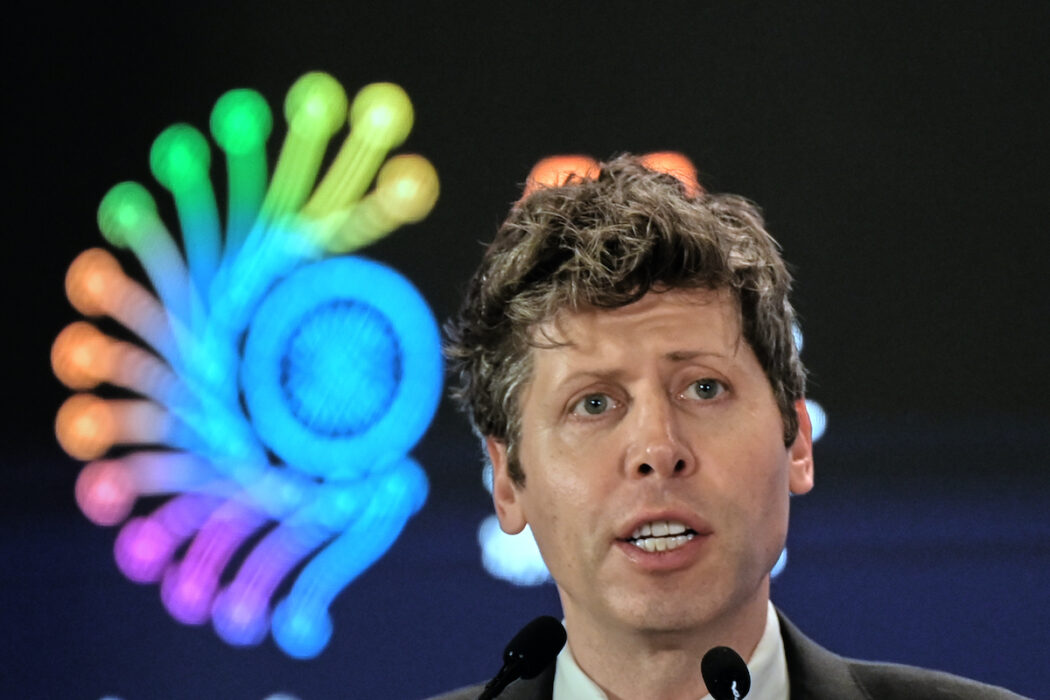 Sam Altman, vd för OpenAI, säger sig hellre vilja ha någon form av kollektivt ägande framför basinkomst, som svar på AI-driven arbetslöshet.