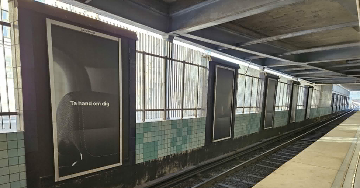 En tunnelbaneperrong och en mörk reklamskylt.