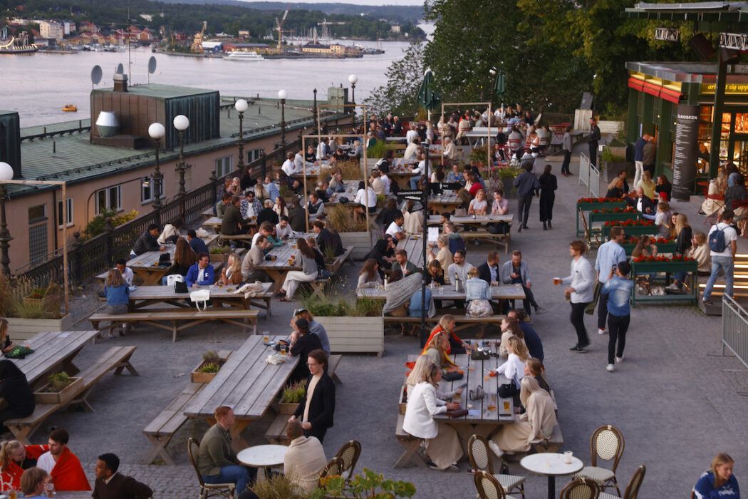 mosebacke terrass folk på uteservering