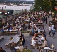 mosebacke terrass folk på uteservering