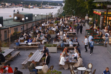 mosebacke terrass folk på uteservering