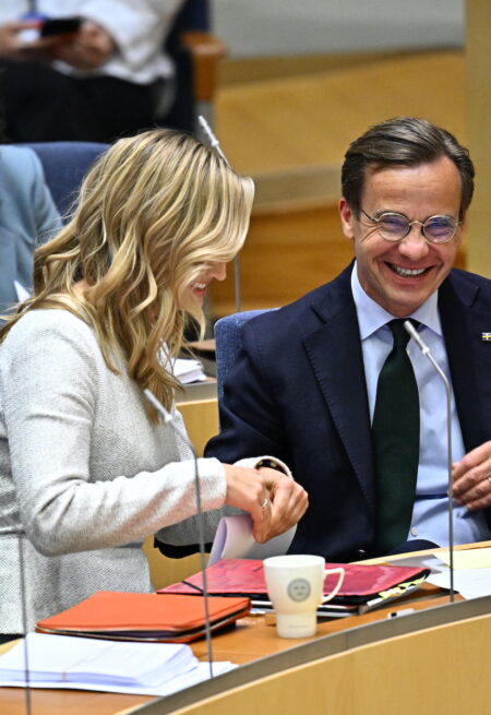 Ebba Busch och Ulf Kristersson. Simona Mohamsson i bakgrunden.