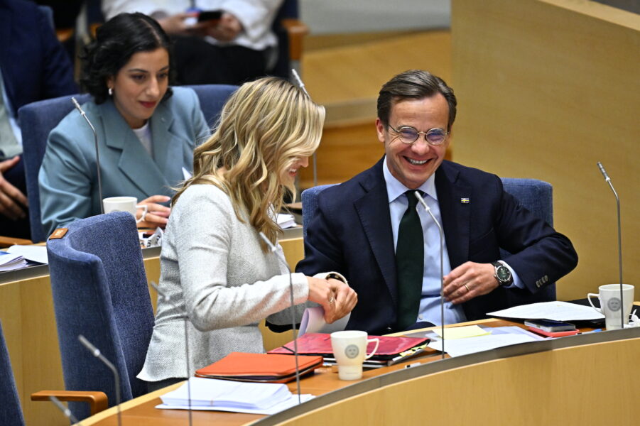Ebba Busch och Ulf Kristersson. Simona Mohamsson i bakgrunden.