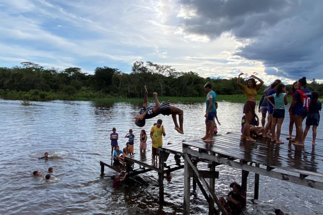 Barn leker i Atalaia do Norte i Brasilien.