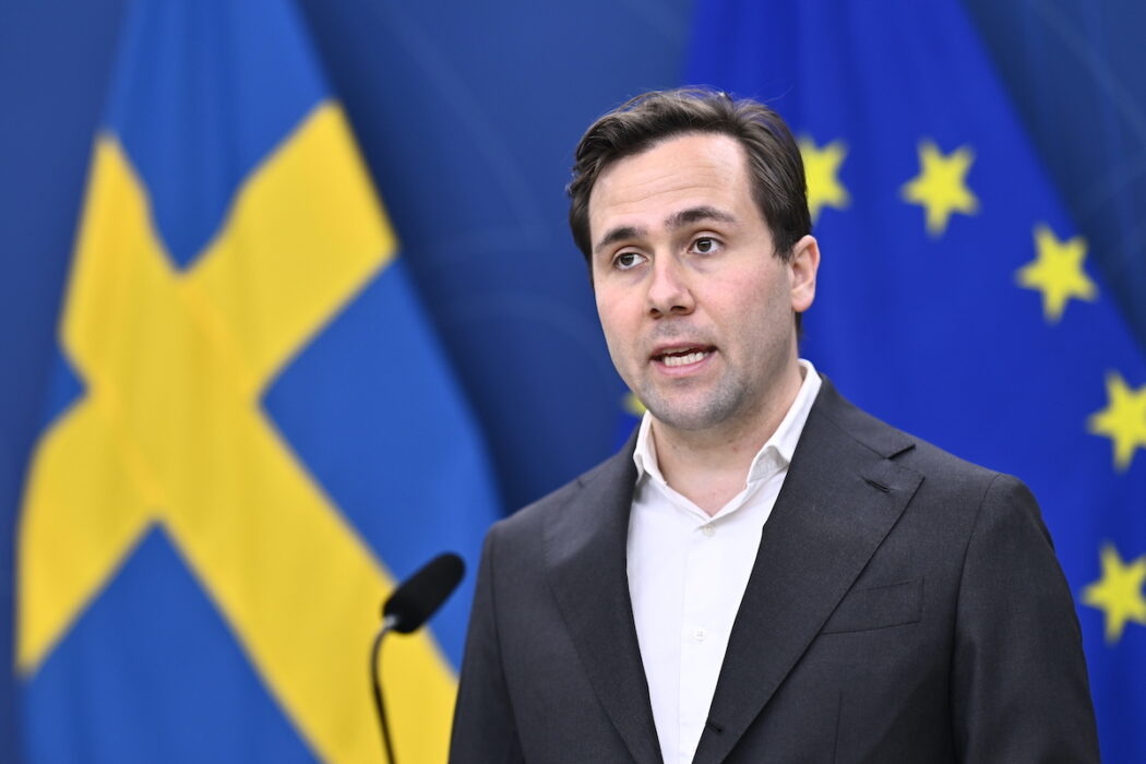 Biståndsminister Benjamin Dousa (M) framhåller Sveriges generositet ifråga om bistånd.