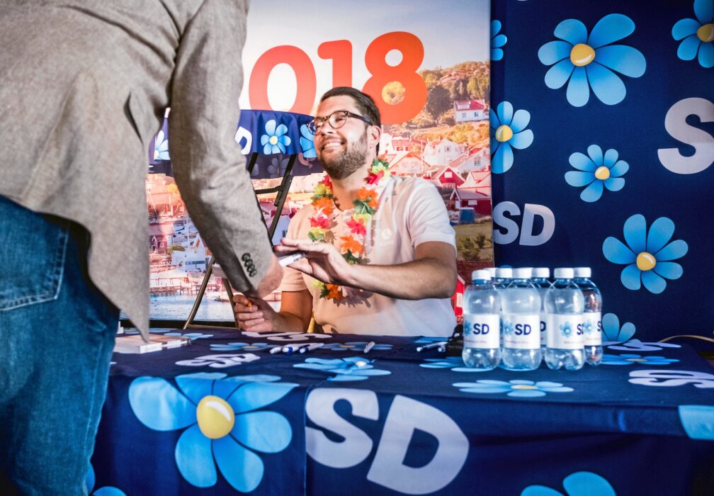 Jimmie Åkesson signerar bok