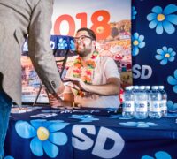 Jimmie Åkesson signerar bok