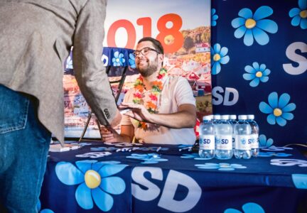 Jimmie Åkesson signerar bok