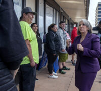 New Mexico guvernör Michelle Lujan Grisham hälsar på folk som står i kö utanför cannabisbutik