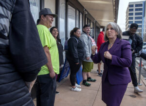 New Mexico guvernör Michelle Lujan Grisham hälsar på folk som står i kö utanför cannabisbutik