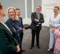 Miljöminister Maria Reumert Gjerding, hälso- och kyrkominister Ida Auken (S), finansminister Peter Hummelgaard (S), invandrings- och integrationsminister Morten Bødskov (S), statsminister Mette Frederiksen (S) och ekonomi- och inrikesminister Pia Olsen Dyhr (SF) när regeringens nya ministrar träffas på statsministerkansliet innan de beger sig till Amalienborg onsdagen den 3 juni 2026.