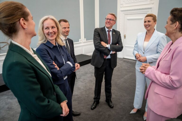Miljöminister Maria Reumert Gjerding, hälso- och kyrkominister Ida Auken (S), finansminister Peter Hummelgaard (S), invandrings- och integrationsminister Morten Bødskov (S), statsminister Mette Frederiksen (S) och ekonomi- och inrikesminister Pia Olsen Dyhr (SF) när regeringens nya ministrar träffas på statsministerkansliet innan de beger sig till Amalienborg onsdagen den 3 juni 2026.