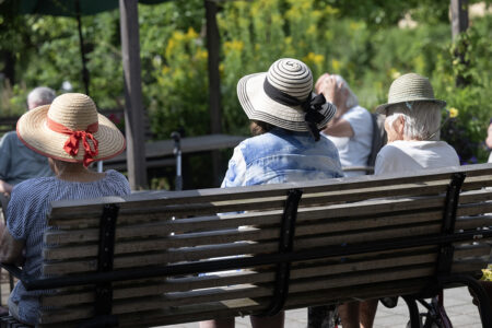 pensionärer i hatt på parkbänk