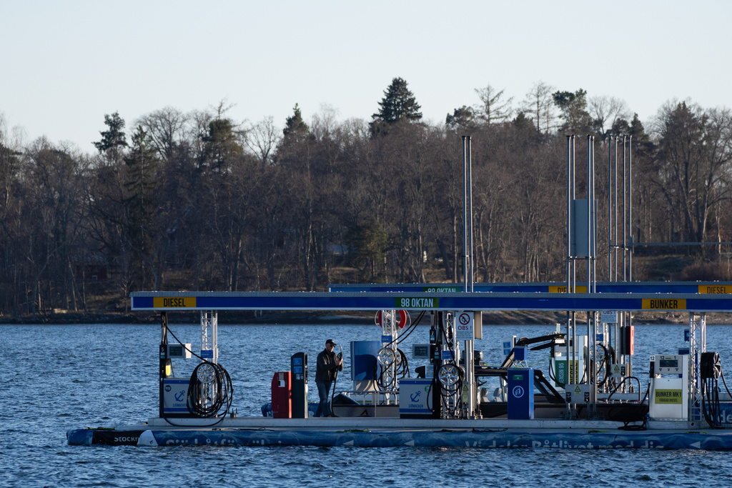 : Sverige kan få Europas näst billigaste bensin när skatten på bensin och diesel sänks igen den 1 juli.