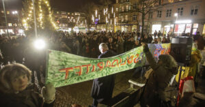 Demonstration på ett torg.