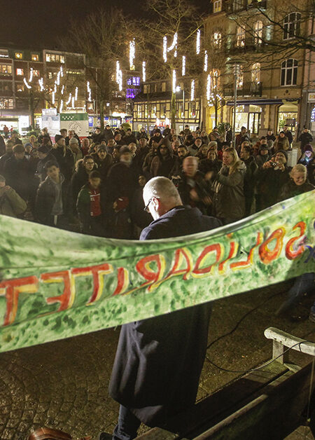Demonstration på ett torg.