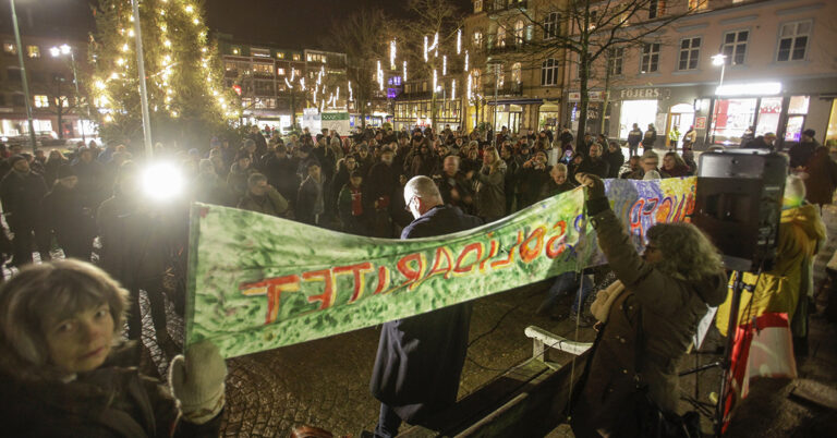 Demonstration på ett torg.