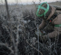 soldat placerar ut mina i Ukraina