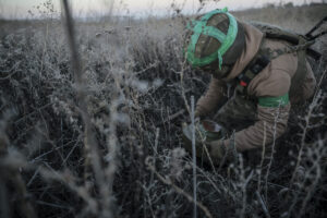 soldat placerar ut mina i Ukraina